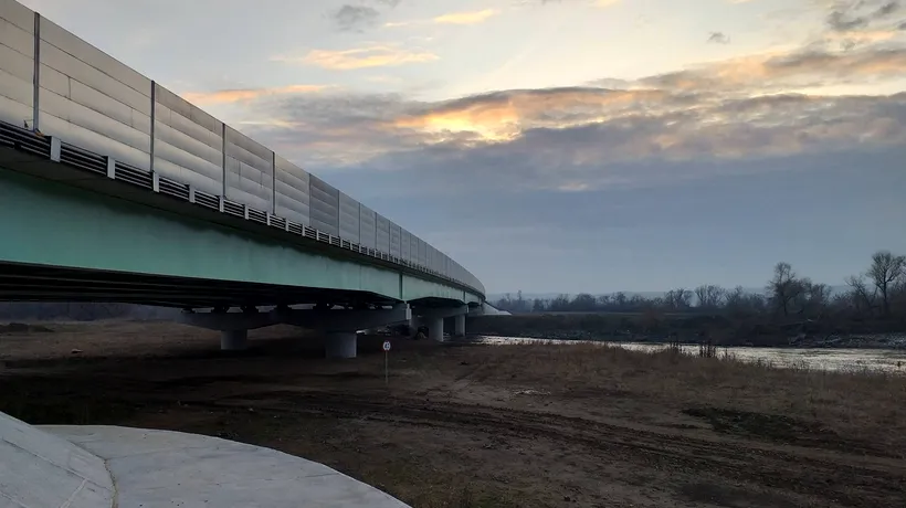 Un lot de autostradă nu este dat în folosință din cauza unui pod: Este o bătaie de joc la adresa românilor