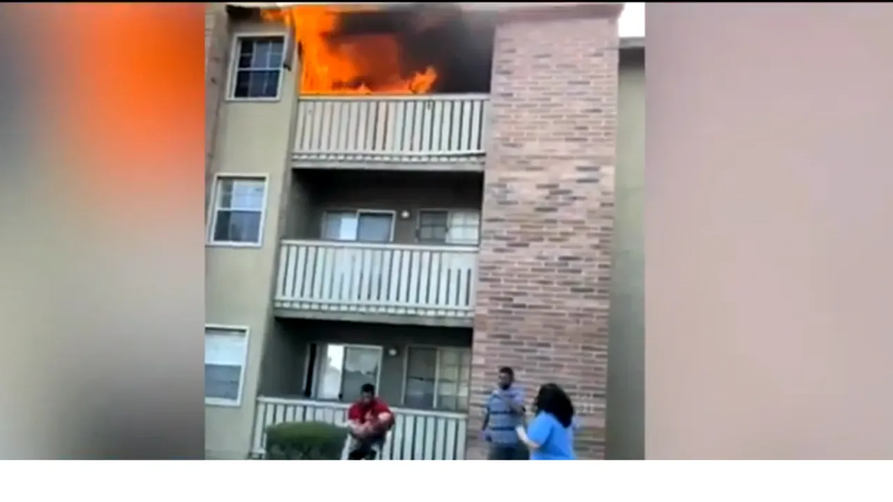 VIDEO. Copil de 3 ani, prins după ce a fost aruncat de la balconul unui apartament care luase foc în SUA. Mama micuțului nu a supraviețuit