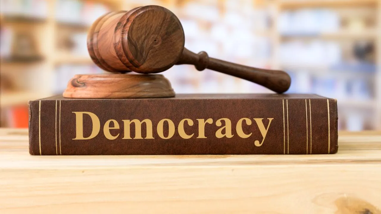 Tinerii, din ce în ce mai nemulțumiti de modul în care funcţionează democraţia (STUDIU)