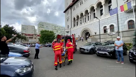VIDEO | Femeie în pragul morții în primăria lui Clotilde Armand. Două echipaje SMURD au ajuns la fața locului