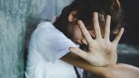 CHINURI GROAZNICE. Nouă copii, chinuiți de cel pe care îl numesc tată, cereau ajutor prin intermediul bilețelelor, aruncate peste gard