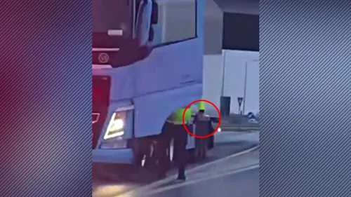 VIDEO | Șofer de TIR turc, amenințat cu pistolul de un polițist din Arad. Poliția Autostrăzi face verificări