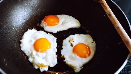 Ce trebuie să pui în TIGAIE ca să-ți iasă ochiurile perfecte. Ingredientul banal la care nu te-ai fi gândit