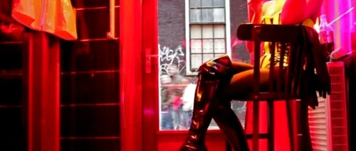 Cele mai bătrâne prostituate din Amsterdam ies la pensie. Câți ani au gemenele. VIDEO
