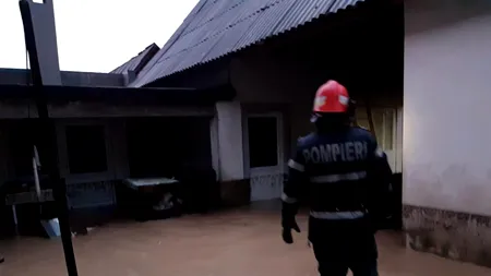 Cod roșu de inundații pe râurile din două județe. Zeci de oameni evacuați- FOTO