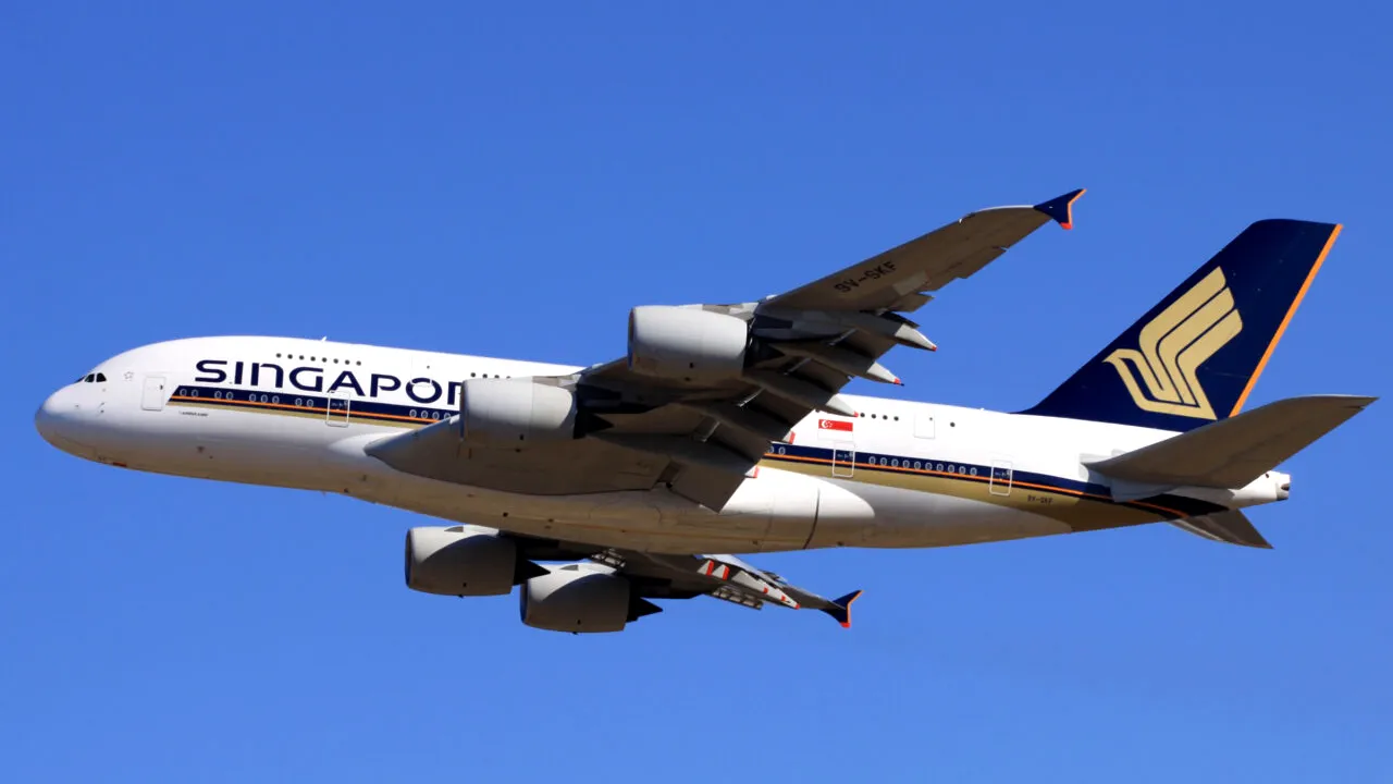 TRAGEDIE. Un mort și zeci de răniți după ce avionul Londra-Singapore s-a confruntat cu turbulențe (VIDEO)