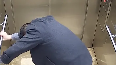 Un medic din China luptă cu noul coronavirus până la extenuare. Momentul sfâșietor în care cade din picioare - VIDEO