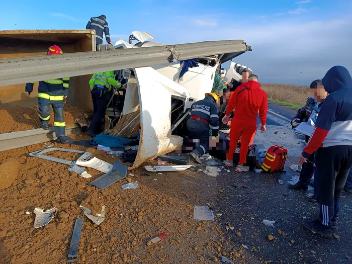 Camion răsturnat pe autostrada A1