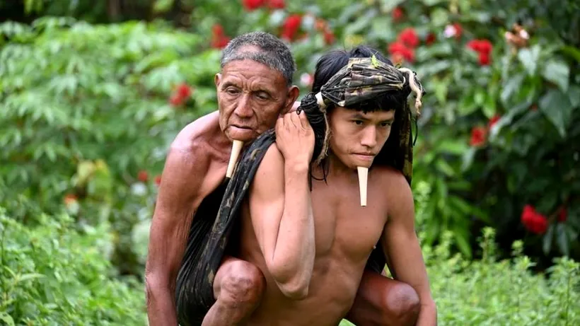 Imaginea cu un tânăr din pădurea amazoniană, care și-a purtat tatăl în spate pentru a ajunge la un centru de vaccinare, a ajuns virală pe internet