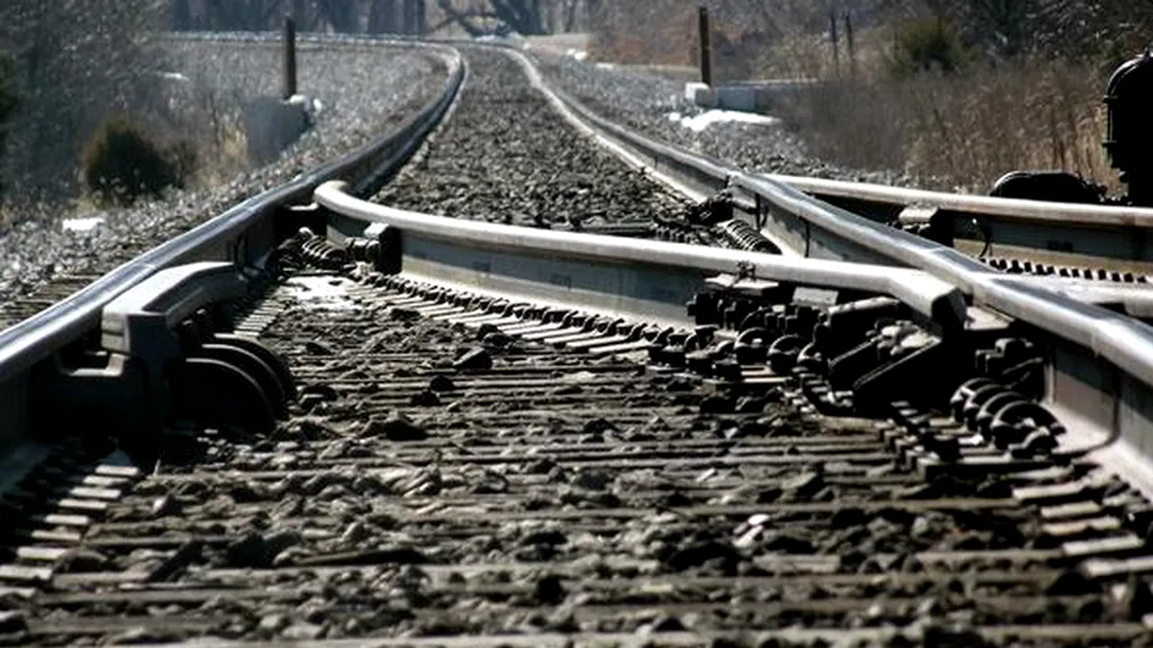 Un tren a lovit mortal o persoană. TRAFICUL feroviar este blocat pe Magistrala 100, Valea Cernei - Orşova
