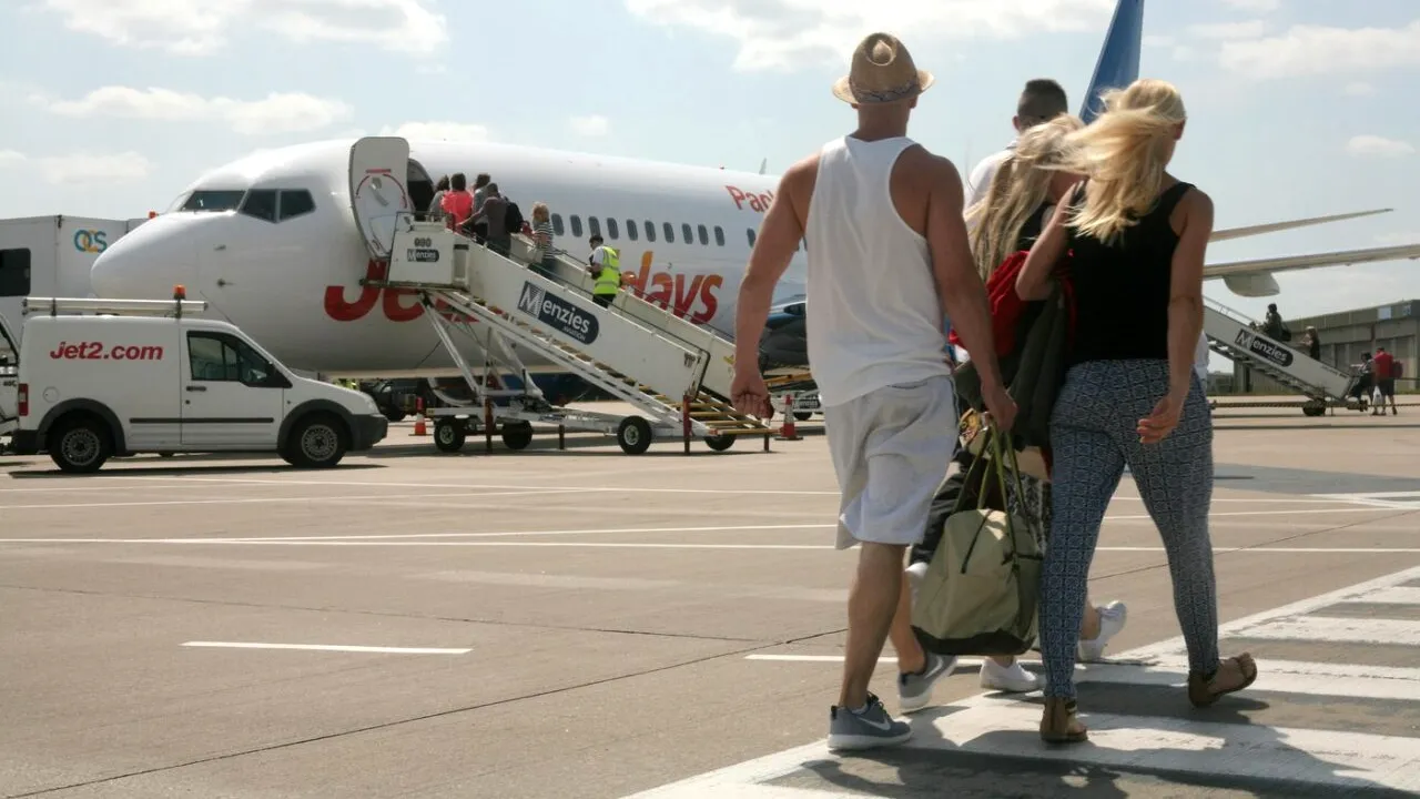 MAE respinge ideea că România ar fi vizată de zborurile charter din Marea Britanie și menționează că acestea respectă acordurile BILATERALE