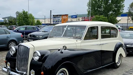 FOTO: Un ieșean a cumpărat o mașină care a aparținut Casei Regale a Marii Britanii: „Un vis al unei prințese, transformat în realitate”