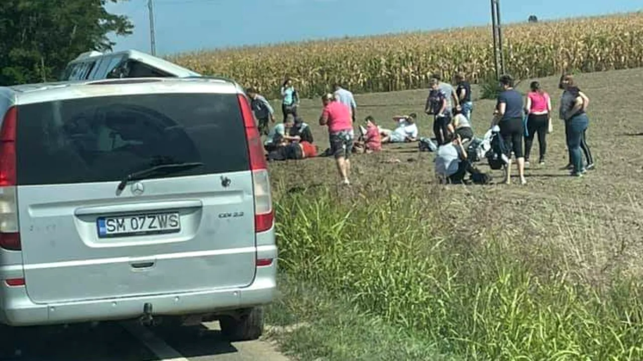 Alertă în Bihor. Un autobuz în care se aflau 21 de persoane s-a răsturnat. A fost activat planul roșu de intervenție