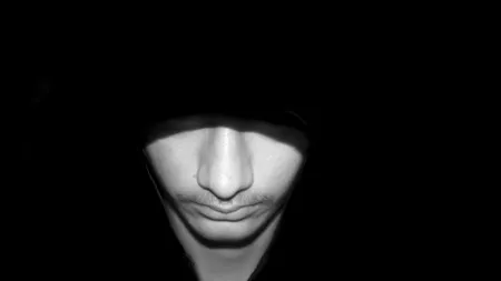 „Camerele ororilor” de pe pe site-urile „obscure” : tineri de 17 ani, plătiți pentru a oferi momente de groază cu copii uciși