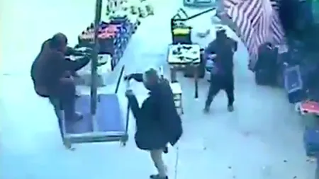 E o pasăre, e un avion, e un bărbat care zboară pe o umbrelă. Momentul în care un turc este luat pe sus de vânt - VIDEO