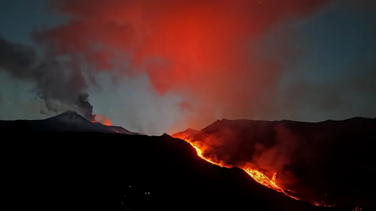 Aeroportul din Catania rămâne închis până vineri din cauza erupției vulcanului Etna