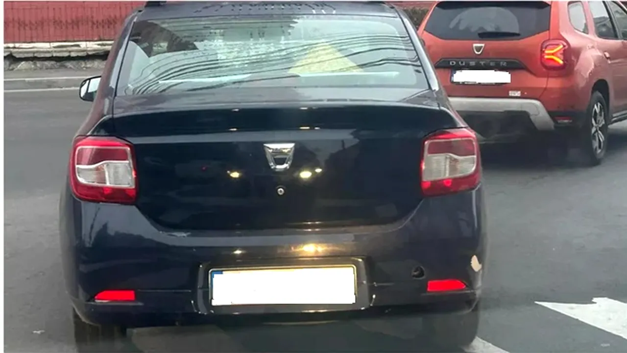 Dacia Logan electrică care circulă pe străzile din România. Soferii sunt uimiți când văd că are numere verzi