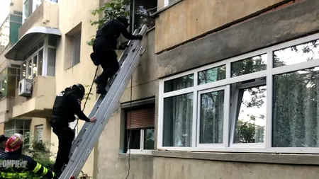 Soția și soacra unui bărbat din Craiova, sechestrate într-un apartament. Poliţiştii au pătruns pe fereastră pentru le elibera (FOTO&VIDEO)