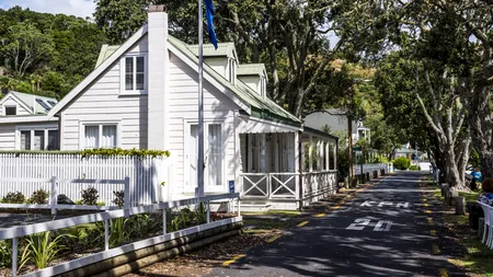 Cum a reușit un proprietar să vândă o casă, aparent minusculă, pentru suma fabuloasă de 5 milioane de dolari. Detaliul care i-a convins pe cumpărători