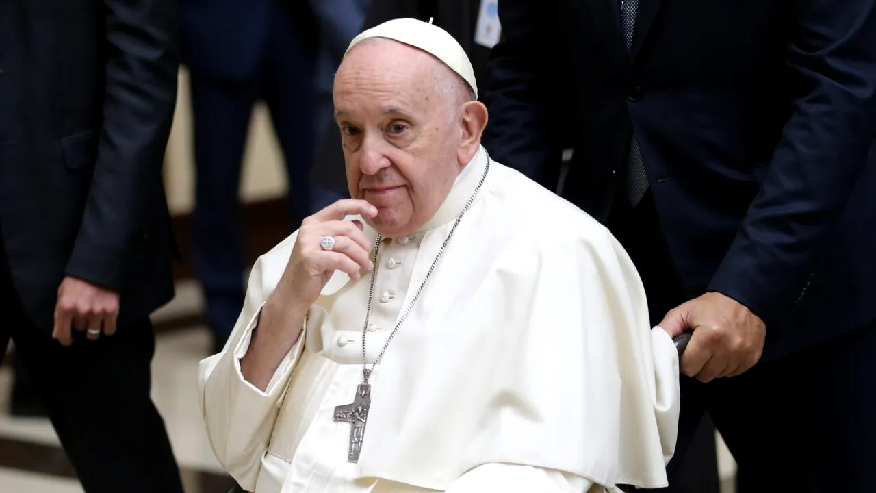Papa Francisc a ieșit la balconul Bazilicii Sfântul Petru și a urat 