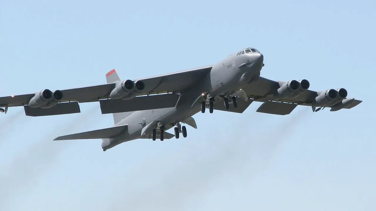 Forțele aeriene ale SUA au zburat vineri cu bombardiere B-52 peste România și flancul estic al NATO