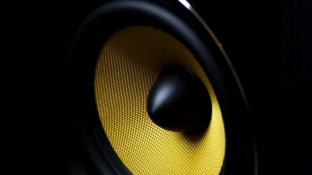 S-a plimbat cu rolele prin apartament și a dat muzica tare: 10.000 de euro trebuie să plătească bărbatul care și-a deranjat vecinii