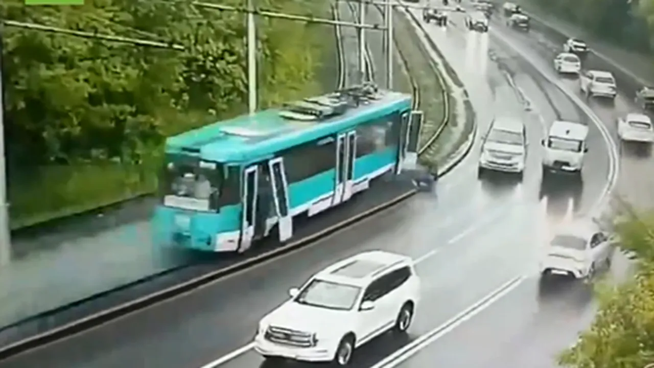 ATENȚIE, IMAGINI ȘOCANTE! Un tramvai scăpat de sub control a aruncat pasageri în fața mașinilor, apoi s-a ciocnit de un alt tramvai, în Rusia