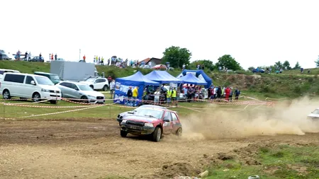 Doi spectatori au fost RĂNIȚI de o roată desprinsă de la o mașină, la Campionatul Național de Rally Cross. Una dintre victime se află în stare gravă