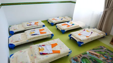 Anchetă la creșa din Iași, unde copiii erau învățați să înjure: Un părinte este  acuzat că ar fi lovit-o pe educatoare