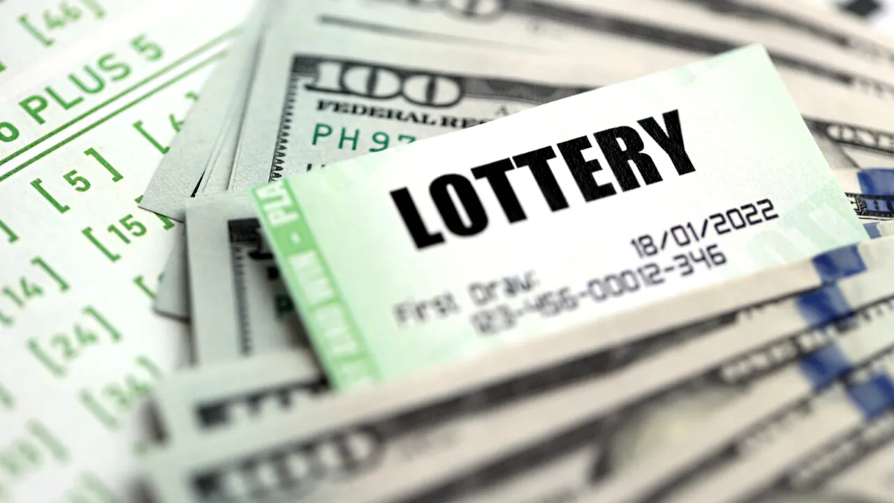 O româncă din Italia a câștigat 500.000 de euro cu un bilet loto pe care a dat doar 5 euro