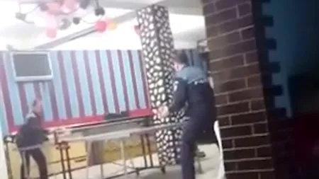 Doi polițiști au fost filmați în timp ce jucau ping-pong în timpul serviciului. VIDEO