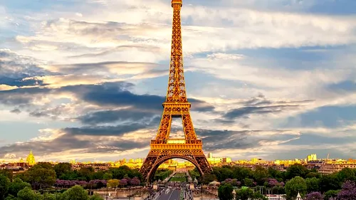 Înălțimea Turnului Eiffel a crescut cu 6 metri în mai puțin de 10 minute