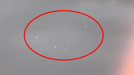 Grupuri de LUMINI ciudate filmate pe cerul Spaniei înainte de inundațiile devastatoare din Valencia: 