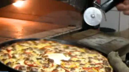 Un buzoian a comandat o pizza și a primit două bonuri fiscale. Cum a fost păcălit să lăse șpagă fără să vrea 