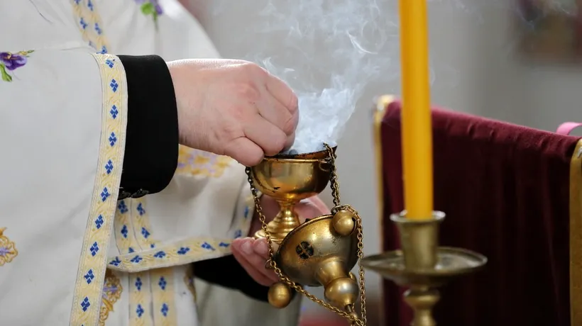Un preot din Bacău vorbește despre importanța stropirii prin casă cu agheasmă și tămâierii locuinței: „Este armura creștinului împotriva duhurilor necurate”