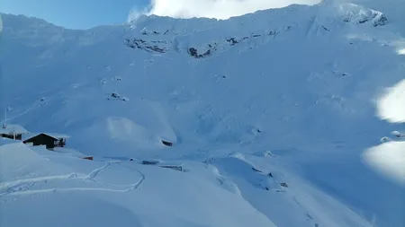 Pericol de AVALANȘĂ pe Valea Prahovei. Salvamont Sinaia: Nu vă aventurați în afara pârtiilor amenajate!