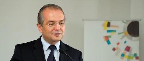 Șeful PNL Cluj-Napoca îi face cadou lui Boc o cravată roșie de pionier pentru acțiunile populiste