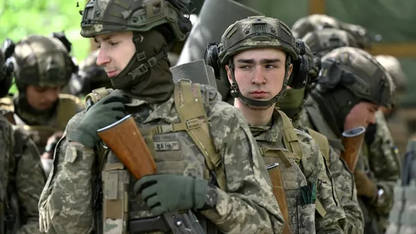 Ucraina a decis să le permită bărbaților între 18 și 22 de ani să călătorească în STRĂINĂTATE. Cum explică Kievul decizia