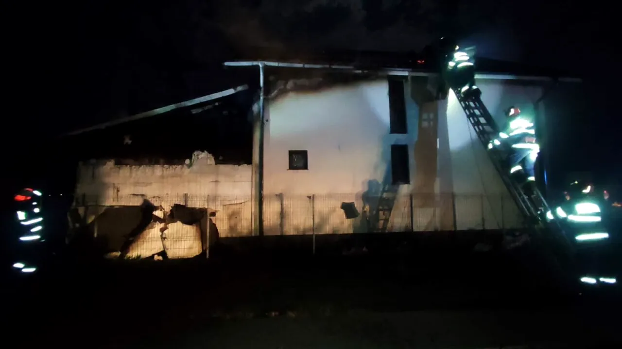 FOTO: Explozie urmată de incendiu, în Dâmbovița. Totul ar fi pornit de la o butelie. Trei persoane, printre care și un copil, au suferi arsuri