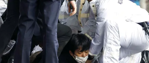 VIDEO: Premierul Japoniei, evacuat de URGENȚĂ. În timp ce susținea un discurs, un bărbat a aruncat o „bombă fumigenă” / Individul, arestat