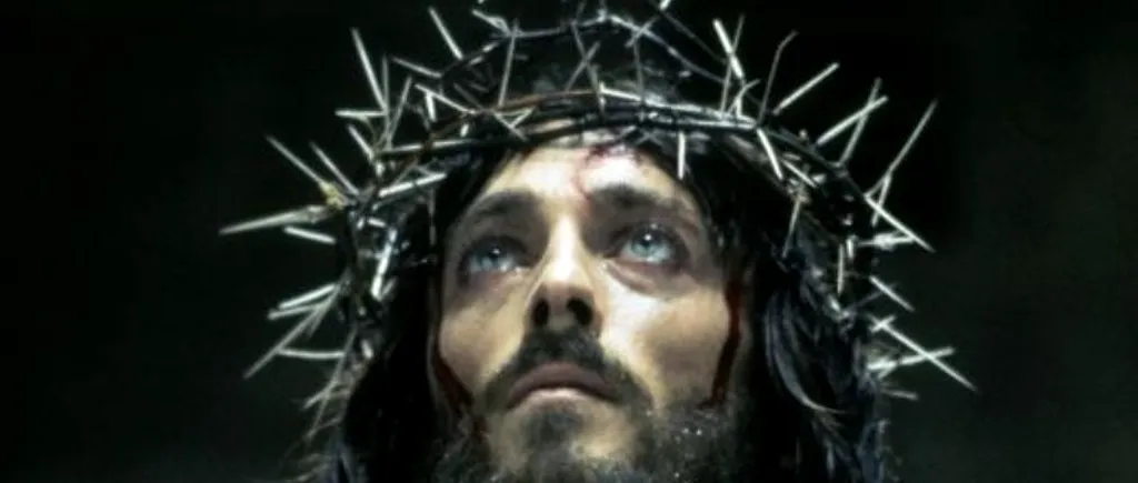 Cum arată acum Robert Powell, actorul care a jucat rolul Mântuitorului în filmul Iisus din Nazaret