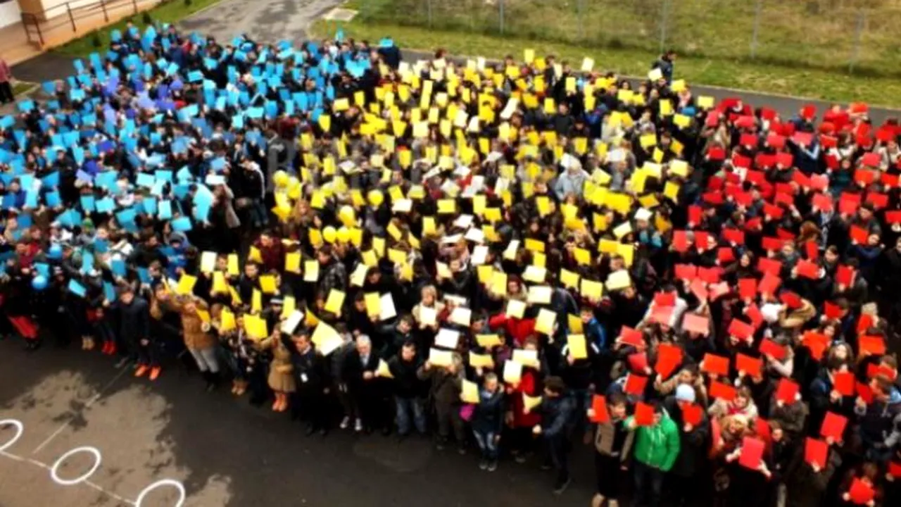 VIDEO. Cum au sărbătorit Ziua Națională elevii și profesorii de la un liceu din Oradea