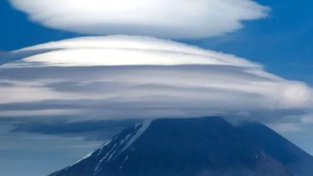 IMAGINI SURPRINZĂTOARE deasupra munților din Rusia