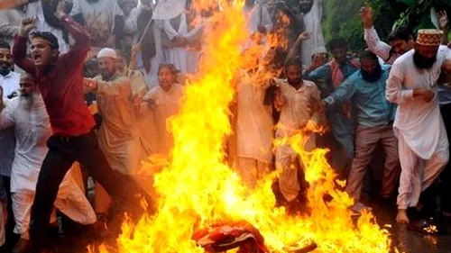 Un pakistanez care protesta împotriva SUA A MURIT după ce a inhalat fumul de steagurile americane incendiate