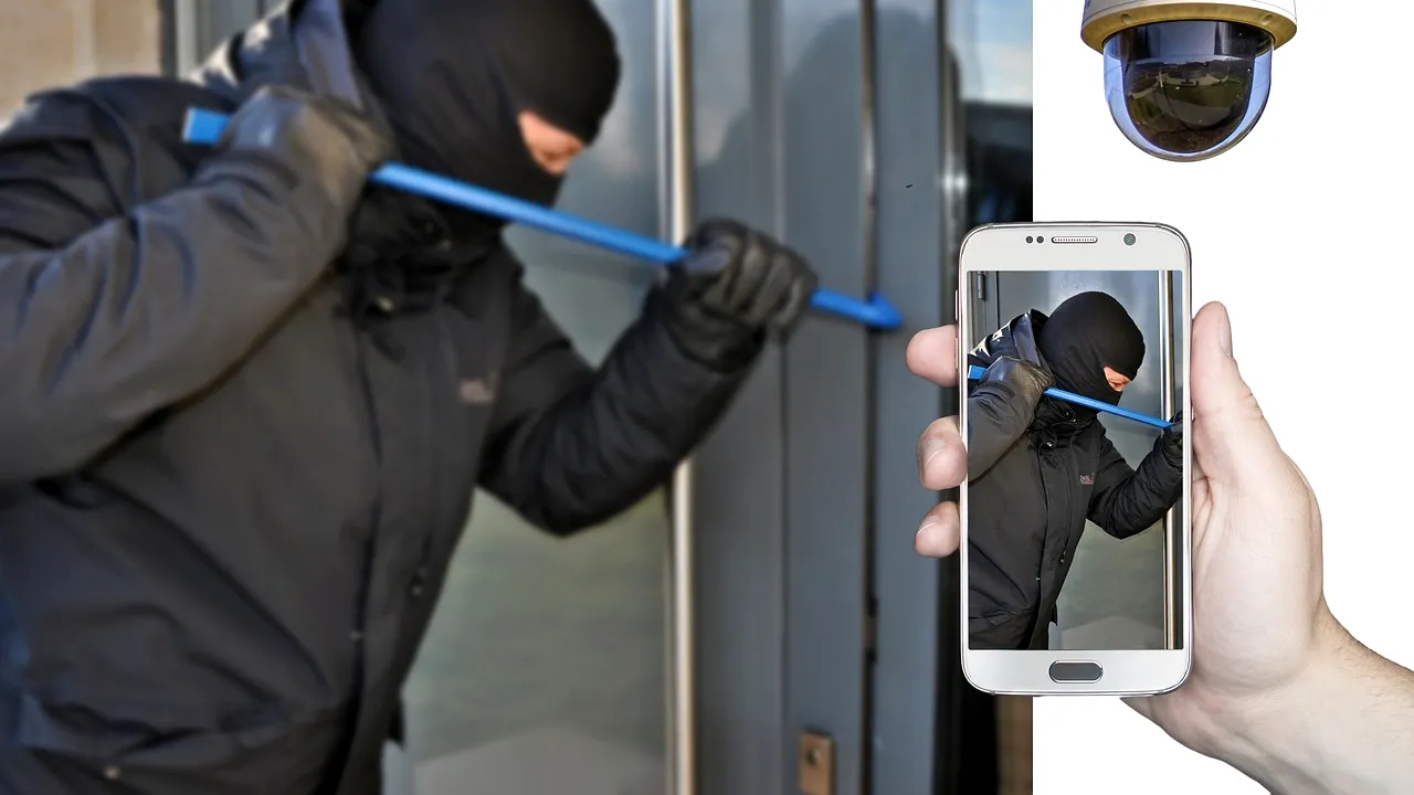 Jaf de 40.000 de euro în Iași. Un interlop a chemat victima la un pahar, în timp ce hoții au jefuit vila luxoasă a acesteia