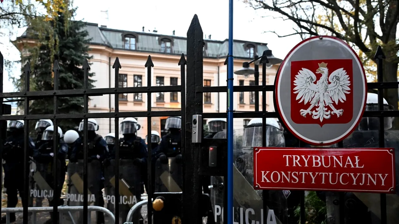 Comisia Europeană le-a transmis polonezilor că e datoria lor să își rezolve criza de la Curtea Constituțională. Un fost premier polonez a cerut ședință în Parlamentul European