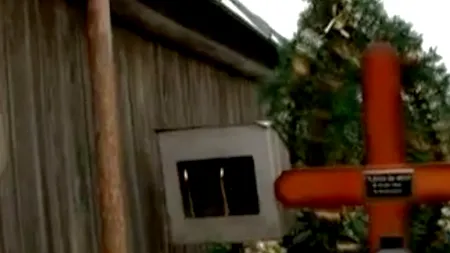 Un bărbat din Neamț a fost înmormântat sub gardul cimitirului. Cum s-a ajuns la această situație