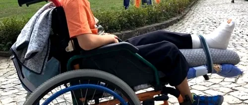 Copil în scaun cu rotile, umilit la Castelul Corvinilor: Nu aveți voie cu cărucior aici / Supraveghetoarea, acuzată de „exces de zel