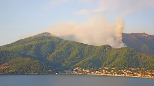 Un pensionar suspectat că a pornit două dintre incendiile majore de pe insula Thassos a fost arestat de autorități