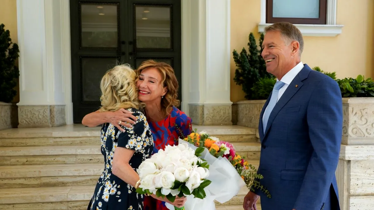 FOTO | Jill Biden, a doua zi în România. Prima Doamnă a Americii s-a întâlnit cu Carmen Iohannis și cu președintele Klaus Iohannis